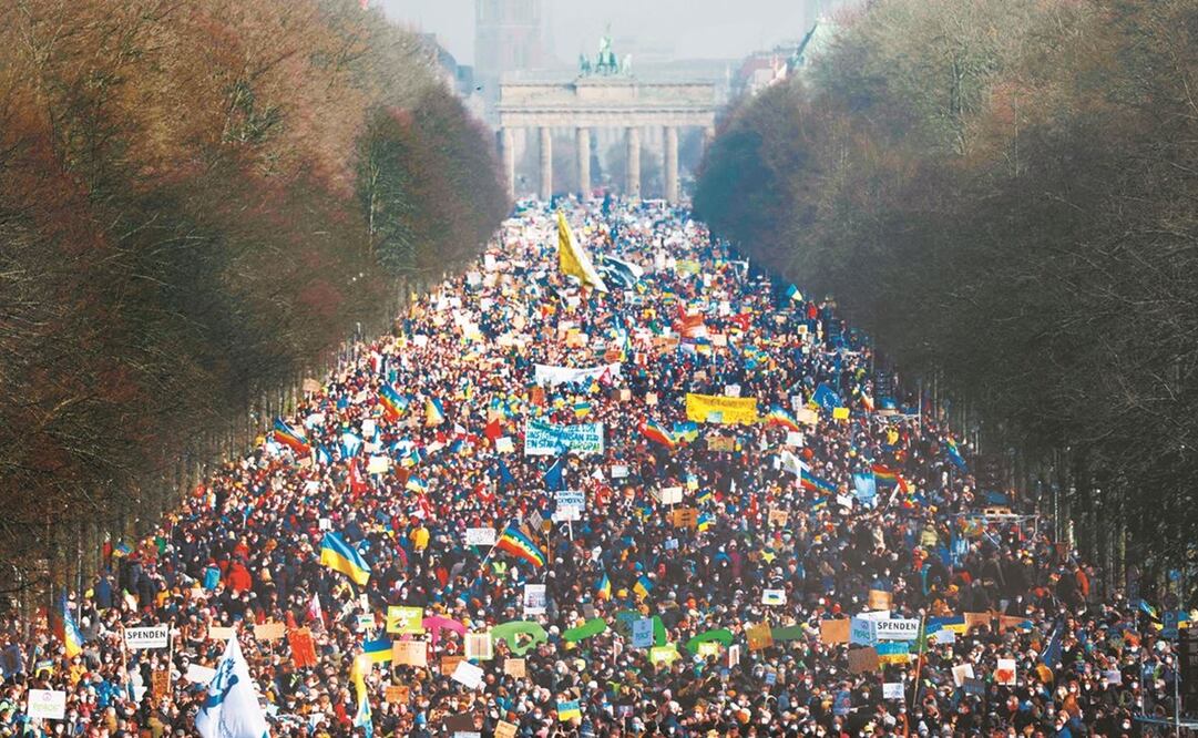 Cientos de jóvenes protestaron ayer en Moscú contra la invasión. Foto: Vincenzo Pinto/AFP