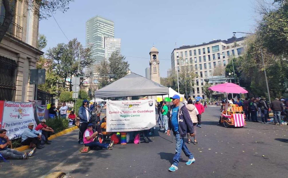 Integrantes del Sindicato Mexicano de Electricistas (SME) y de la Asamblea Nacional de Usuarios de Energía Eléctrica se manifiestan frente a Segob. Foto: Eduardo Dina / EL UNIVERSAL