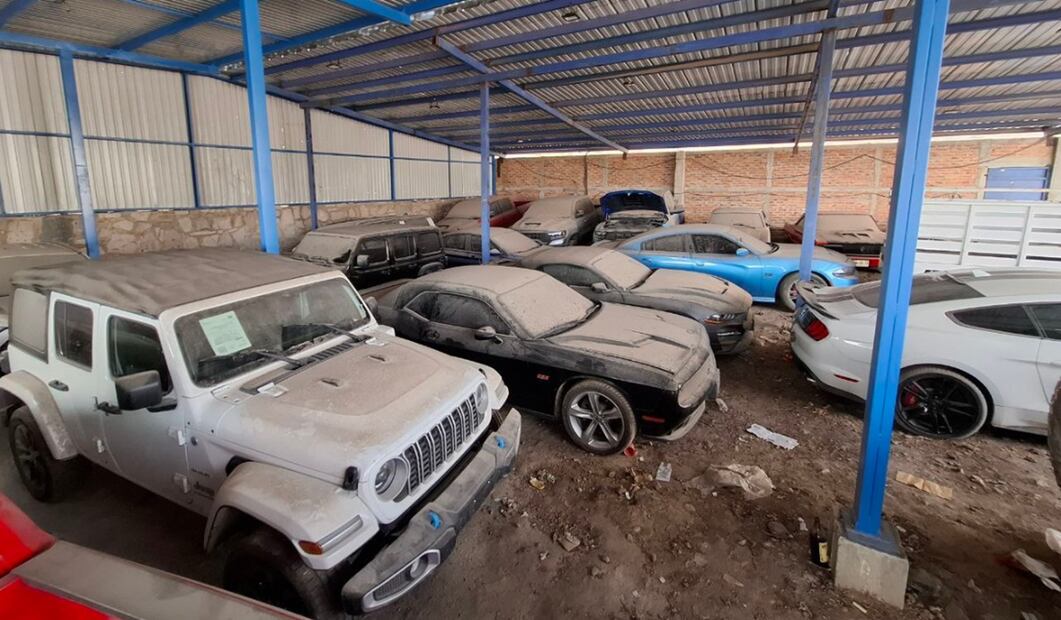 La Fiscalía de Jalisco aseguró 60 automotores de alta gama que ingresaron al país de forma clandestina desde los Estados Unidos. Foto: @FiscaliaJal