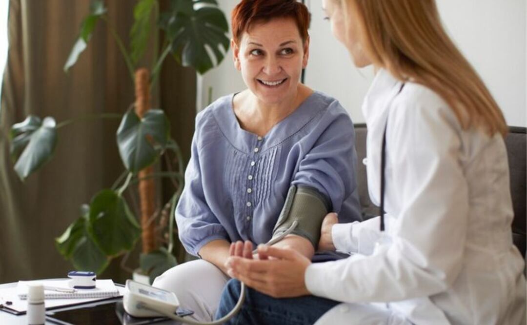 Una medida de prevención esencial para controlar la presión arterial sin tener que salir del hogar. Fuente:Freepik