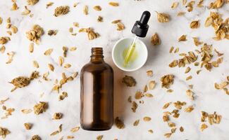 Cómo usar aceite de ricino para prevenir la caspa y caída del cabello