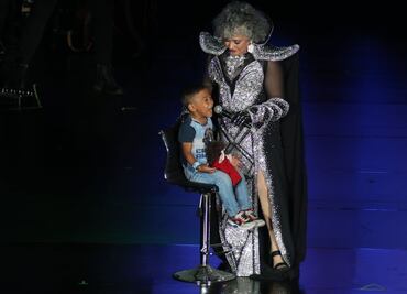 Amanda Miguel recuerda en concierto a Diego Verdaguer; invita a niño viral de TikTok