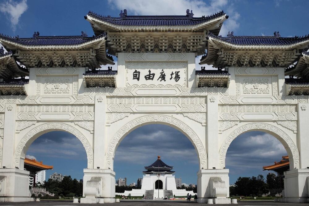 El monumento en homenaje a Chiang Kai-shek, en la plaza de la Libertad de Taipéi, Taiwán. Foto: AFP
