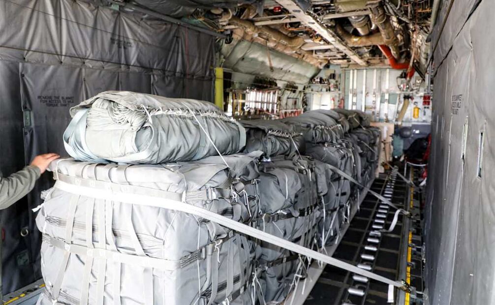 Esta fotografía, publicada por las Fuerzas Armadas Reales de Jordania el 27 de julio de 2025, muestra la carga de paquetes de ayuda humanitaria en un avión de transporte militar C-130 Hércules en un aeródromo, como parte de las misiones de lanzamiento de ayuda humanitaria sobre la Franja de Gaza. Foto: AFP