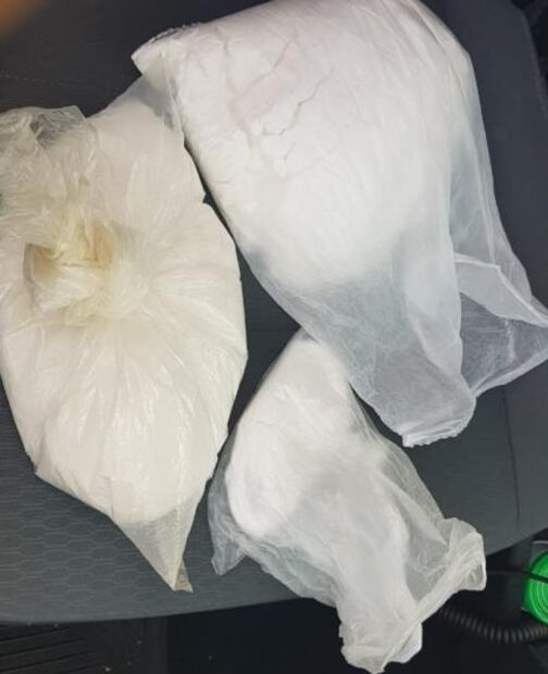 Orina en vía pública y le encuentran 100 dosis de droga en M. Contreras