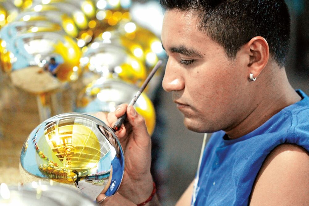 Las esferas que producen artesanos mexicanos en el pueblo mágico de Chignahuapan en Puebla, son exportadas a ciudades de Estados Unidos y Europa (NADYA MURILLO. EL UNIVERSAL)