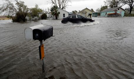 "Harvey" se degrada a tormenta tropical, pero deja graves inundaciones en Texas