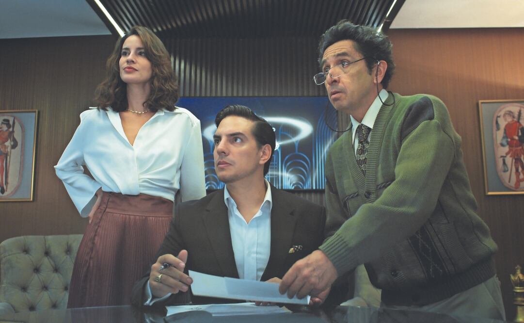 Laura Londoño, VadhirDerbez y Lucho Velasco en una escena de la serie que apuesta por la larga duración en este formato. Foto: de  Netflix