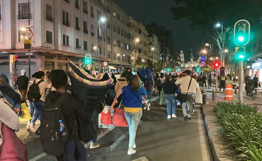 Integrantes de la caravana ciudadana de Acapulco, instalan campamento frente a Palacio Nacional. Foto: Gaspar Betancourt. EL UNIVERSAL