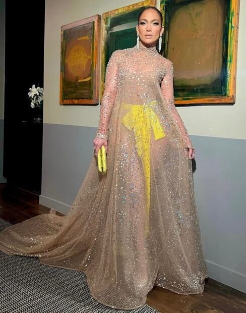JLo luce como diosa en vestido con transparencias