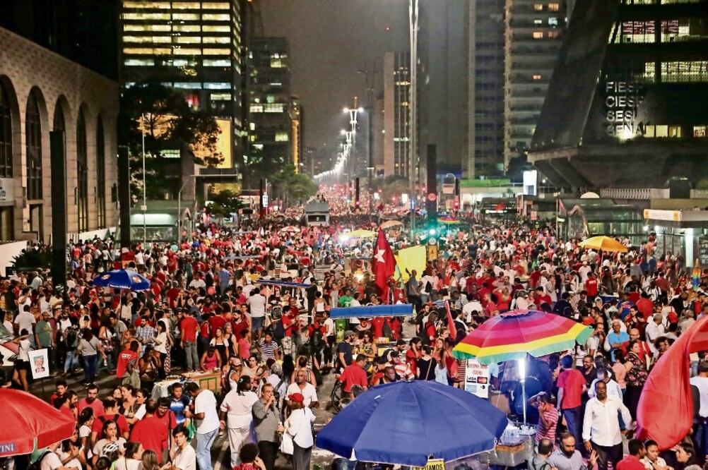 Manifestantes ayer en un acto en apoyo a Dilma y Lula, en Sao Paulo. (FOTO: O'GLOBO / GDA)
