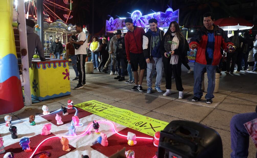 Aspectos de la feria navideña en las inmediaciones del Monumento a la Revolución. Foto: Iván Montaño / EL UNIVERSAL