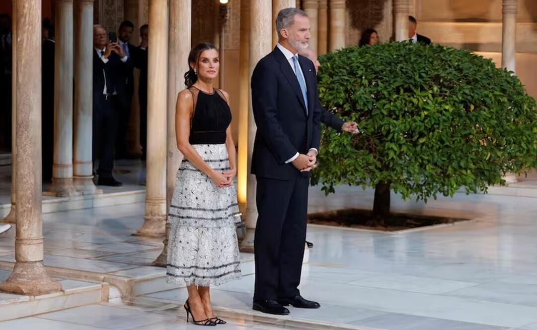 La reina consorte se casó en 1998 con el escritor Alonso Guerrero Pérez, de quien se divorció un año después. Con el rey Felipe VI se casó en 2004 en una ceremonia que cautivó a España y a la prensa internacional. Foto: AFP