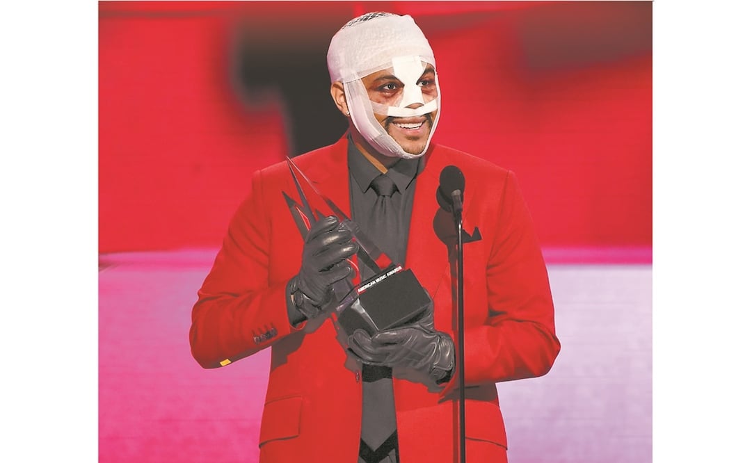 El canadiense apareció con su rostro con moretones, que es parte del concepto de su último disco, After hours. Triunfó con su canción “Hearthless”. FOTOS: AGENCIAS