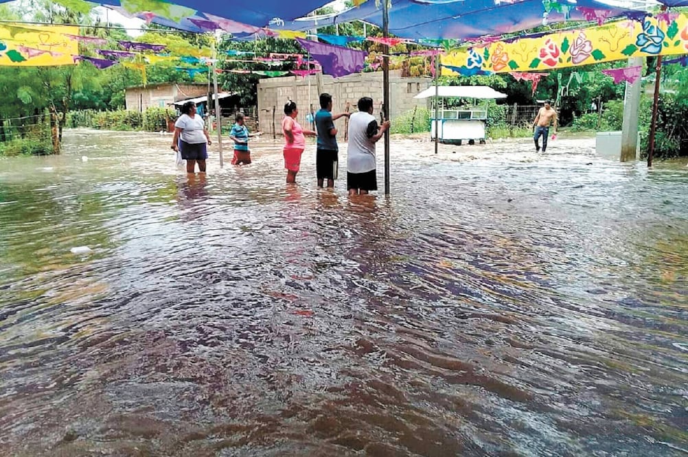 Tras 48 horas de precipitaciones a causa del ciclón tropical 17-E , el nivel del agua subió en diversas comunidades de Oaxaca. Las autoridades de Protección Civil acudieron a ayudar a los afectados. Foro: ESPECIAL