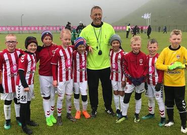 Entrenador de Islandia es arbitro en juego infantil días después de dejar el Mundial