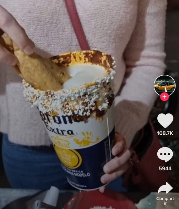 La extraña combinación se acompaña de dos flautas de pollo/Foto: TikTok