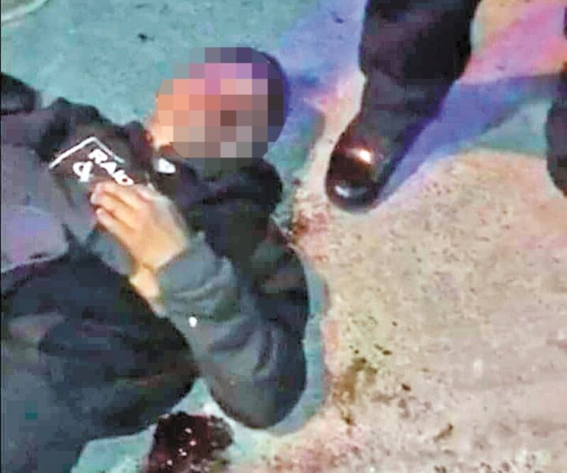 Uno de los acusados de robar vestía el uniforme de la policía municipal, por lo que fue golpeado por una turba. Foto: ESPECIAL