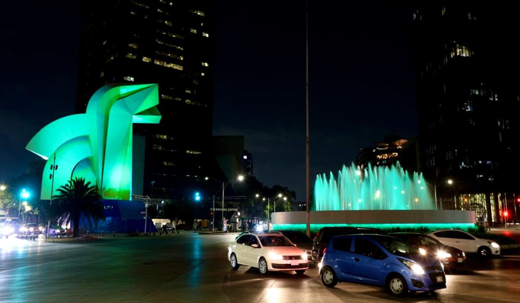 Edificios y monumentos de la Ciudad de México son iluminados de color verde por el inicio de la cuenta regresiva del Mundial de futbol 2026, el miércoles 11 de junio de 2025, que se inaugurará dentro de un año en el estadio Azteca. Foto: Valente Rosas/EL UNIVERSAL
