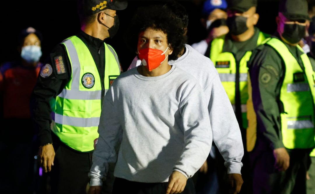 El influencer venezolano Leonel Moreno, alias "Leito Oficial", deportado de Estados Unidos, camina a su llegada al Aeropuerto Internacional Simón Bolívar en Maiquetía, Venezuela, el 28 de marzo de 2025. Foto: AFP
