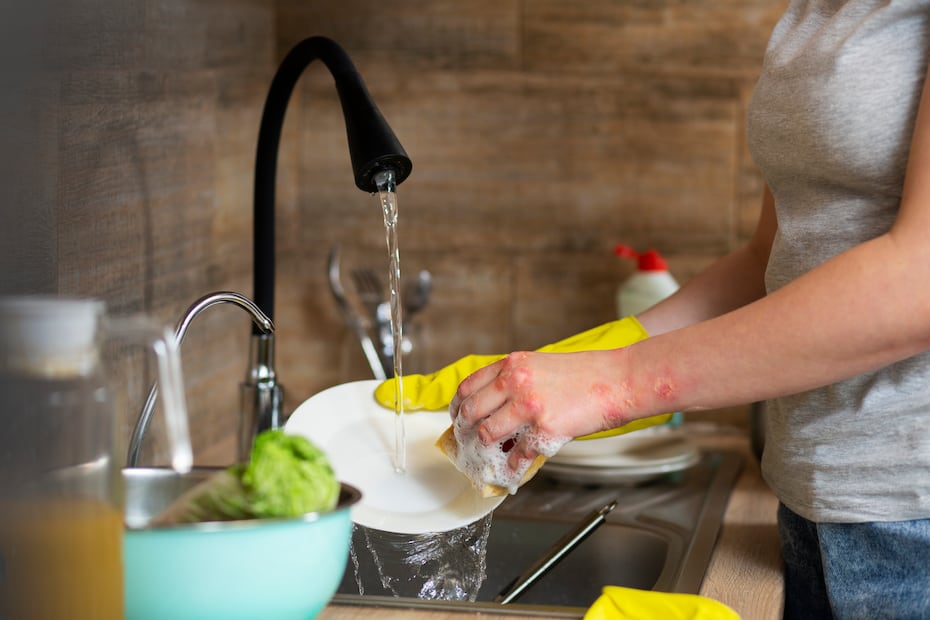 Es importante usar productos de limpieza adecuados para los trastes. Foto: Freepik