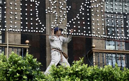 FOTOS: Inicia instalación del alumbrado para la celebración de las fiestas patrias en el Zócalo de la CDMX