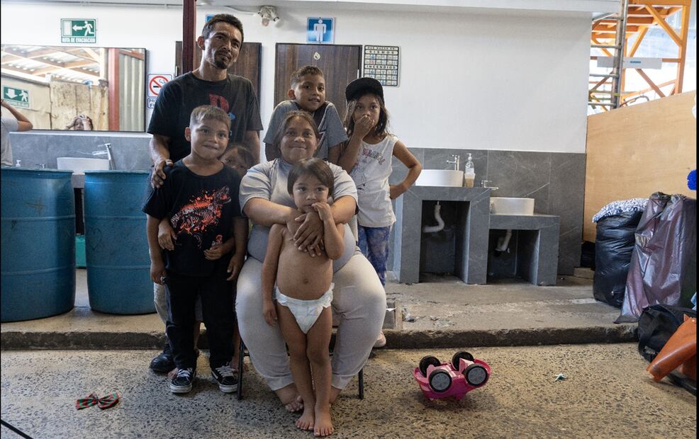 Una familia de migrantes hondureños se autodeportó y cruzó a la ciudad fronteriza de Tijuana por miedo a las redadas y detenciones de ICE. Foto: Aimee Melo/EL UNIVERSAL