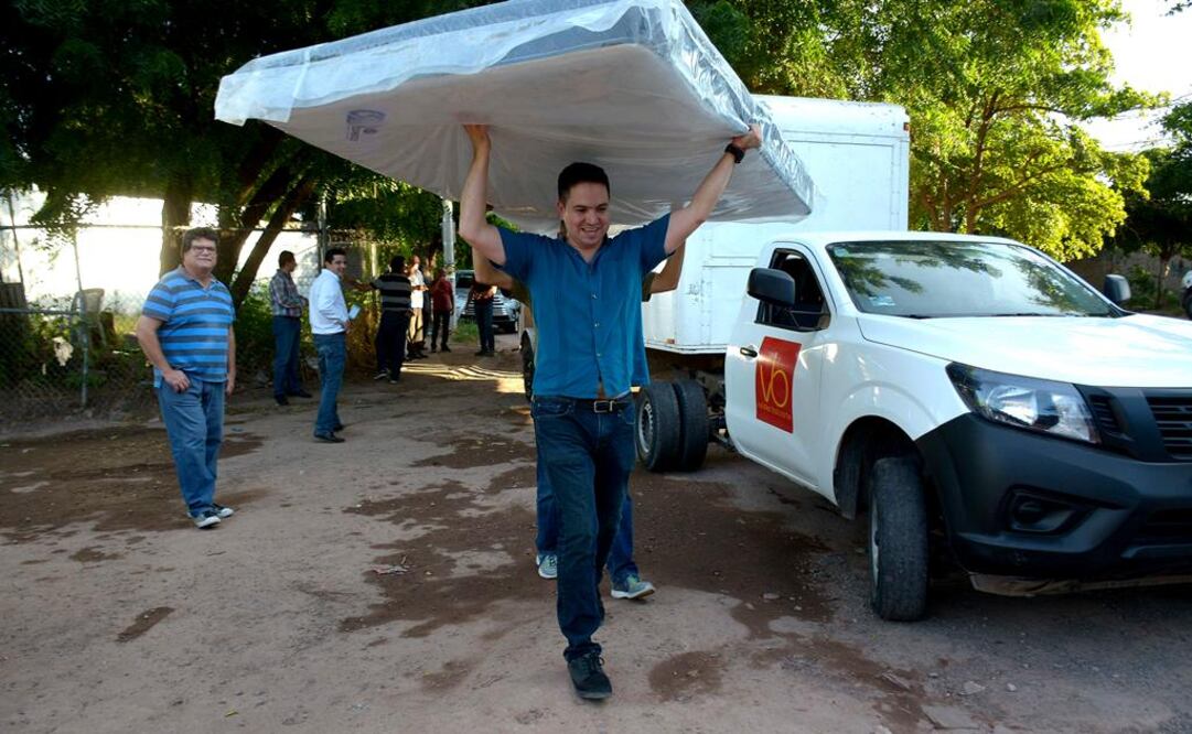 Colchones entregados a damnificados de Sinaloa estaban en mal estado