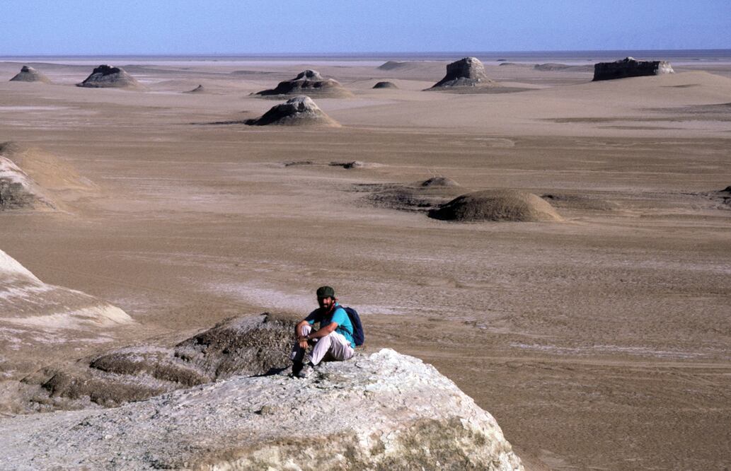 Aquí abundan los lagos salados y los "yardangs", formaciones rocosas típicas del desierto. (Foto: Dominio Público)