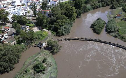 Río desbordado arrastra una patrulla en Santa Clara Ocoyucan, Puebla; realizan operativo para localizar a policía desaparecido