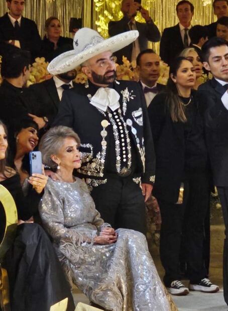 Vicente Fernández Jr. y doña Cuquita durante la ceremonia.
Foto: Instagram