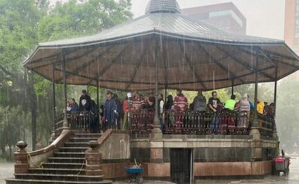 Reportan intensa lluvia en zona de Garibaldi; comerciantes y mariachis resultan afectados