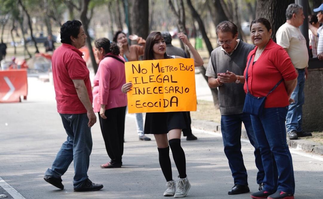 Con pancartas, los manifestantes cerraban la avenida por un par de minutos para luego permitir la circulación. (Foto: Iván Stephens/El Universal)