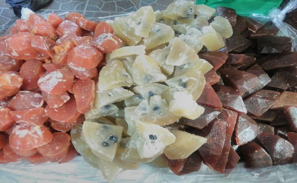 La fruta cristalizada es de los dulces típicos más vendidos en ferias y festivales. En la CDMX, estos productos se mantienen en el radar del público gracias al trabajo de la alcaldía Xochimilco, que además de ser un gran productor organiza la Feria del Dulce Cristalizado desde 1982, donde no pueden faltar los camotes. ESPECIAL.