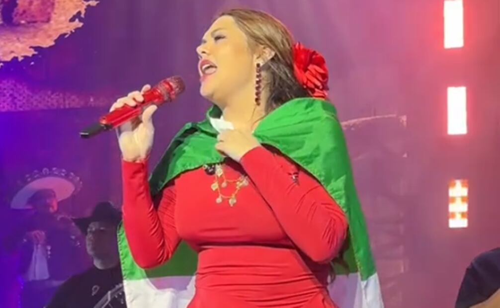 Yuridia porta con orgullo la bandera de México durante su concierto en San Antonio, Texas.