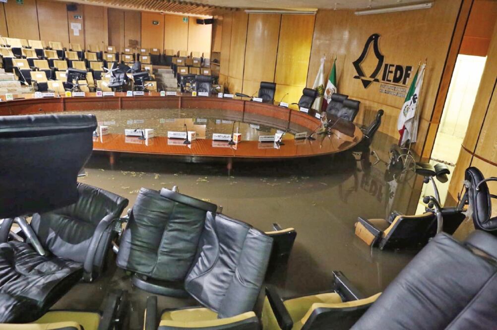 En la sede del Instituto Electoral de la Ciudad de México se reportaron inundaciones en el salón de plenos, el estacionamiento y toda la parte baja del edificio (BERENICE FREGOSO. EL UNIVERSAL)