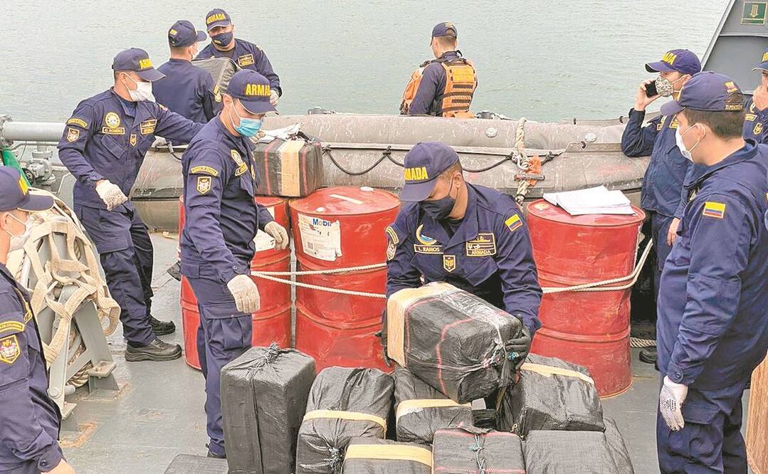 Militares colombianos custodian más de dos mil kilogramos de cocaína incautados. Foto: CORTESÍA ARMADA NACIONAL DE COLOMBIA