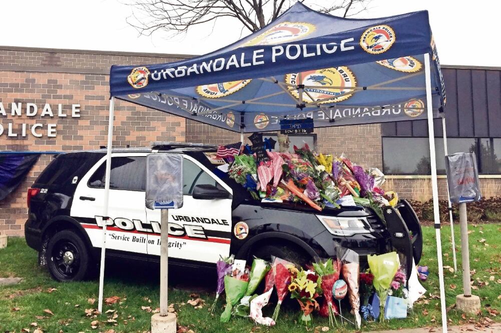 La policía de Urbandale, Iowa, levantó un memorial afuera de su edificio sede para rendir homenaje a sus dos compañeros asesinados ayer (BARBARA RODRIGUEZ. AP)