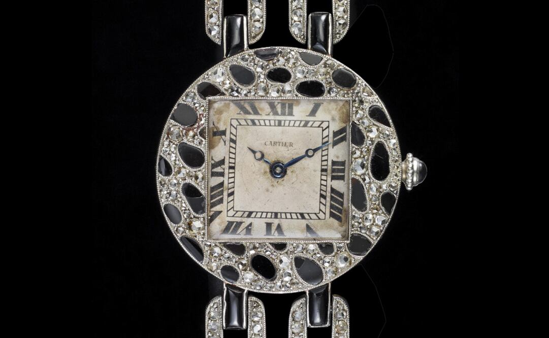 Reloj de pulsera con cierre de broche, Cartier París, 1915. Similar al que Louis Cartier le obsequió a Jeanne Toussaint en 1914, está hecho de platino, diamantes, ónix y un doble cordel de seda. Fue vendido a Pierre Cartier.