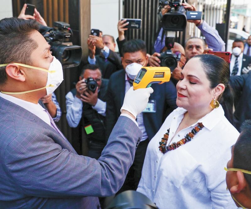 La presidenta de la Mesa Directiva del Senado de la República, Mónica Fernández Balboa, tuvo que pasar por el filtro de revisión para que le midieran la temperatura antes de ingresar al recinto legislativo. DIEGO SIMÓN. EL UNIVERSAL
