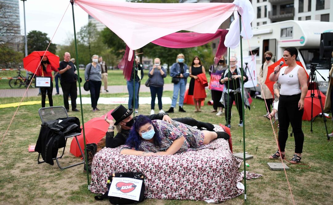 Trabajadoras sexuales en Alemania hicieron una demostración sobre cómo podrían llevar a cabo su trabajo bajo las circunstancias de la pandemia. Foto: Ina FASSBENDER / AFP