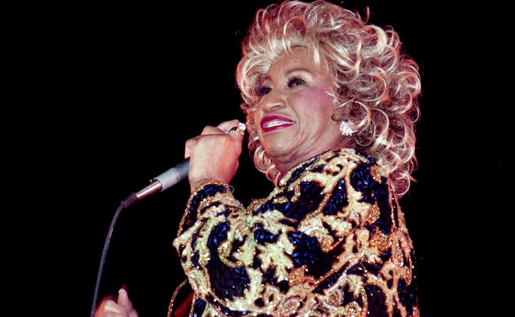 Vestida con sus característico estilo lleno de luces, Celia Cruz agradeció la asistencia del público y expresó su emoción de debutar en el Zócalo en un evento multitudinario. Foto: Marcial González/ Archivo El Universal.