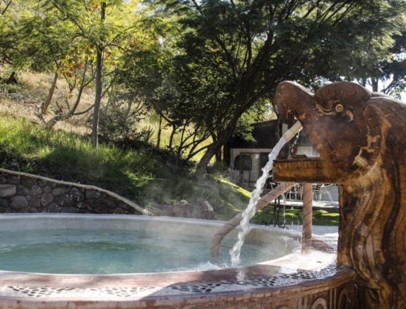 Monte Coxala: escapa a un místico hotel con aguas termales