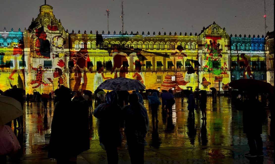 Personas observan la inauguración del videomapping “Memoria luminosa” con motivo de los 700 años de la fundación de México-Tenochtitlán en el Zócalo de la Ciudad de México, el 11 de julio de 2025. Foto: Hugo Salvador /EL UNIVERSAL