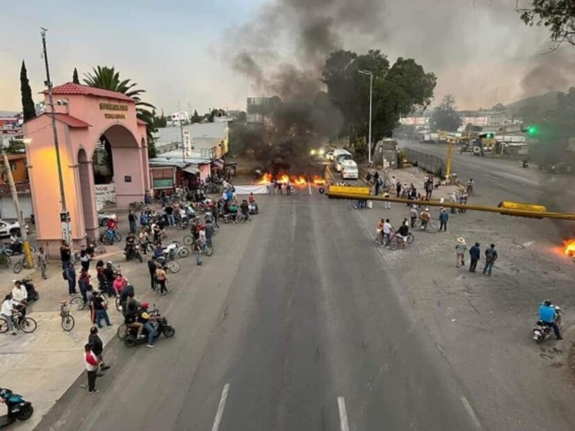 Bloquean carretera Texcoco-Lechería en protesta por plan de AMLO para el ex lago de Texcoco