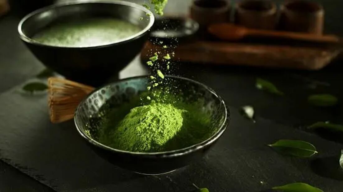 El matcha se prepara con los polvos triturados de la planta Camellia sinensis, la misma de donde se obtiene el té verde. Foto: Unsplash