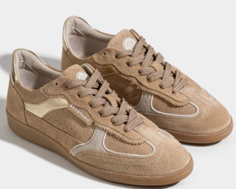 Los tenis retro minimalista suman elegancia a un look laboral, ideal para complementar faldas midi o trajes. Foto: Brantano