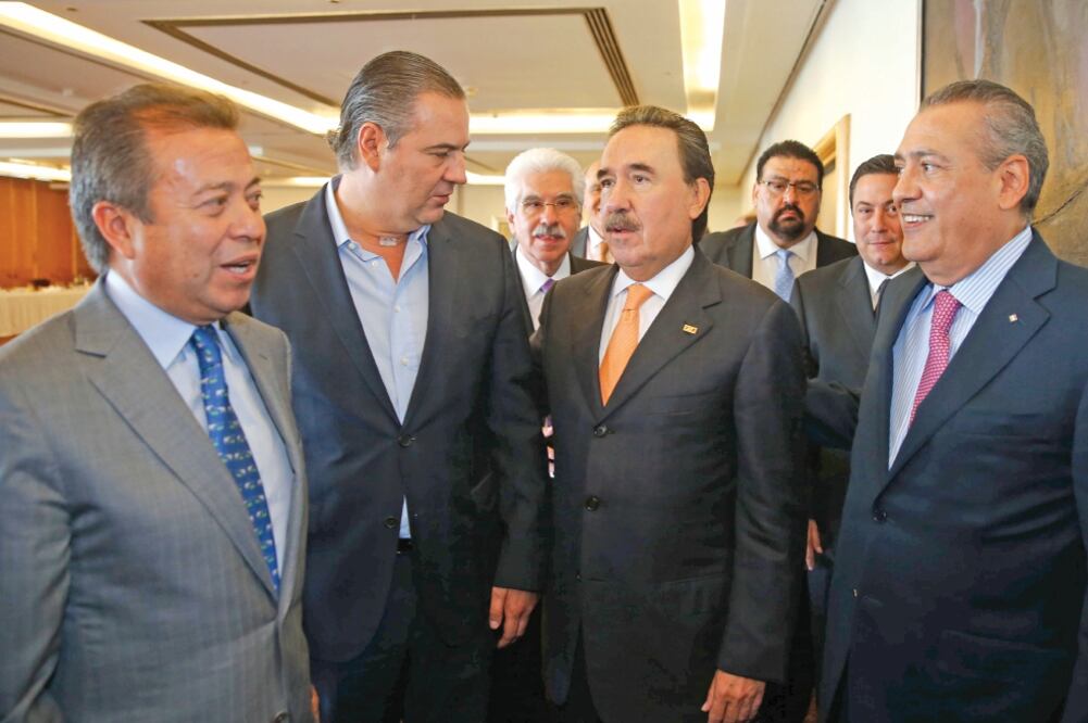 César Camacho, coordinador del tricolor en la Cámara Baja; Gerardo Gutiérrez Candiani, presidente del CCE; Emilio Gamboa, líder en la Cámara Alta, y el presidente del PRI, Manlio Fabio Beltrones, durante la reunión (ESPECIAL)