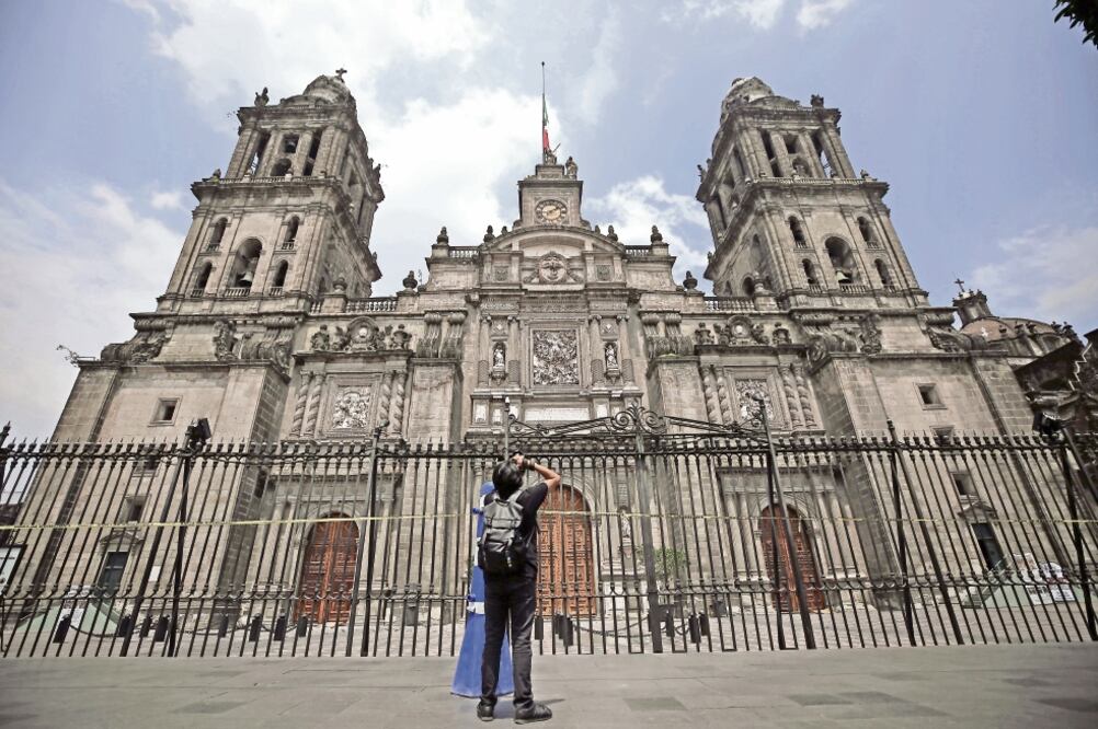 La escultura la Esperanza, en la fachada de la Catedral Metropolitana, no soportó el movimiento telúrico del martes y cayó, se estrelló en el piso y quedó partida en dos (FOTOS: ALEJANDRA LEYVA. EL UNIVERSAL)