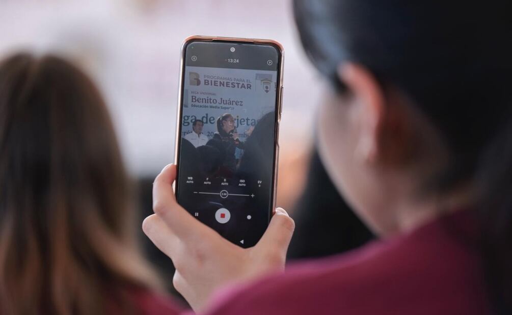 Entrega de tarjetas de la beca Benito Juárez en el CBTIS 304 en El Marqués, Querétaro (20/12/2025). Foto: Presidencia
